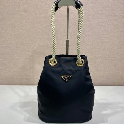BOLSO CUBO 28 EN NEGRO RE-NYLON LOGO DORADO