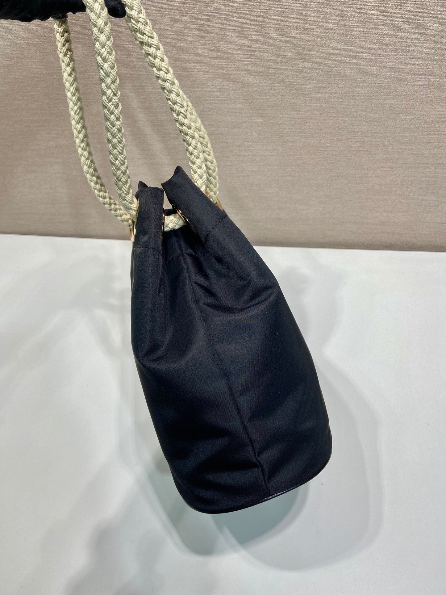 BOLSO CUBO 28 EN NEGRO RE-NYLON LOGO DORADO