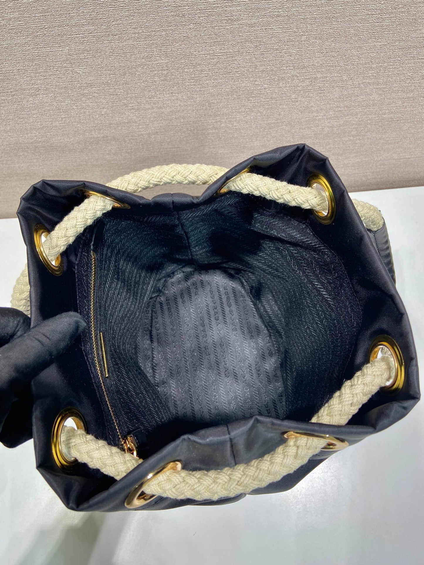 BOLSO CUBO 28 EN NEGRO RE-NYLON LOGO DORADO