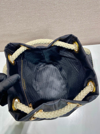 BOLSO CUBO 28 EN NEGRO RE-NYLON LOGO DORADO