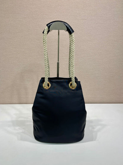 BOLSO CUBO 28 EN NEGRO RE-NYLON LOGO DORADO