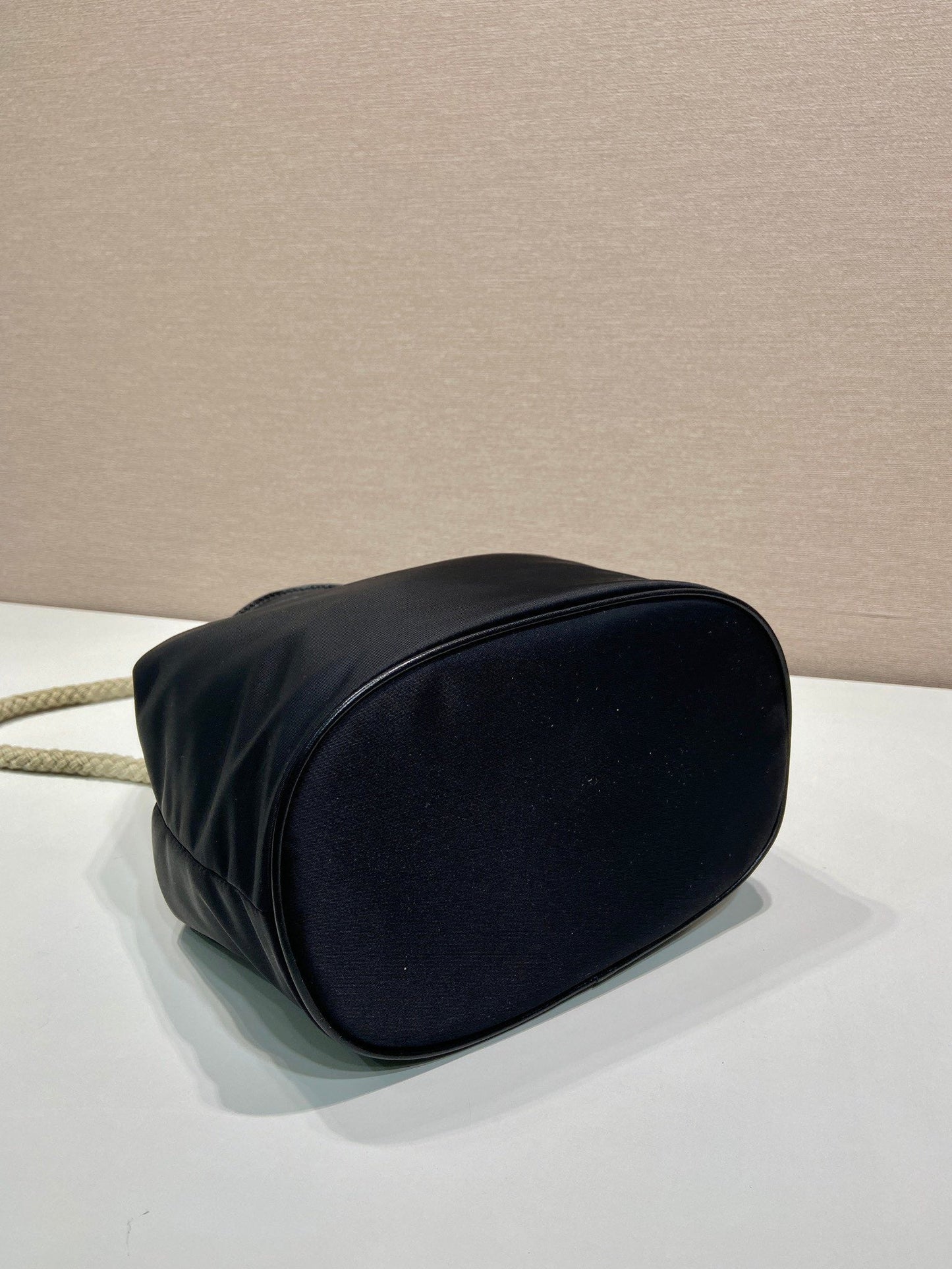 BOLSO CUBO 28 EN NEGRO RE-NYLON LOGO DORADO