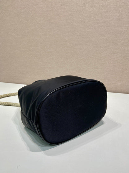 BOLSO CUBO 28 EN NEGRO RE-NYLON LOGO DORADO