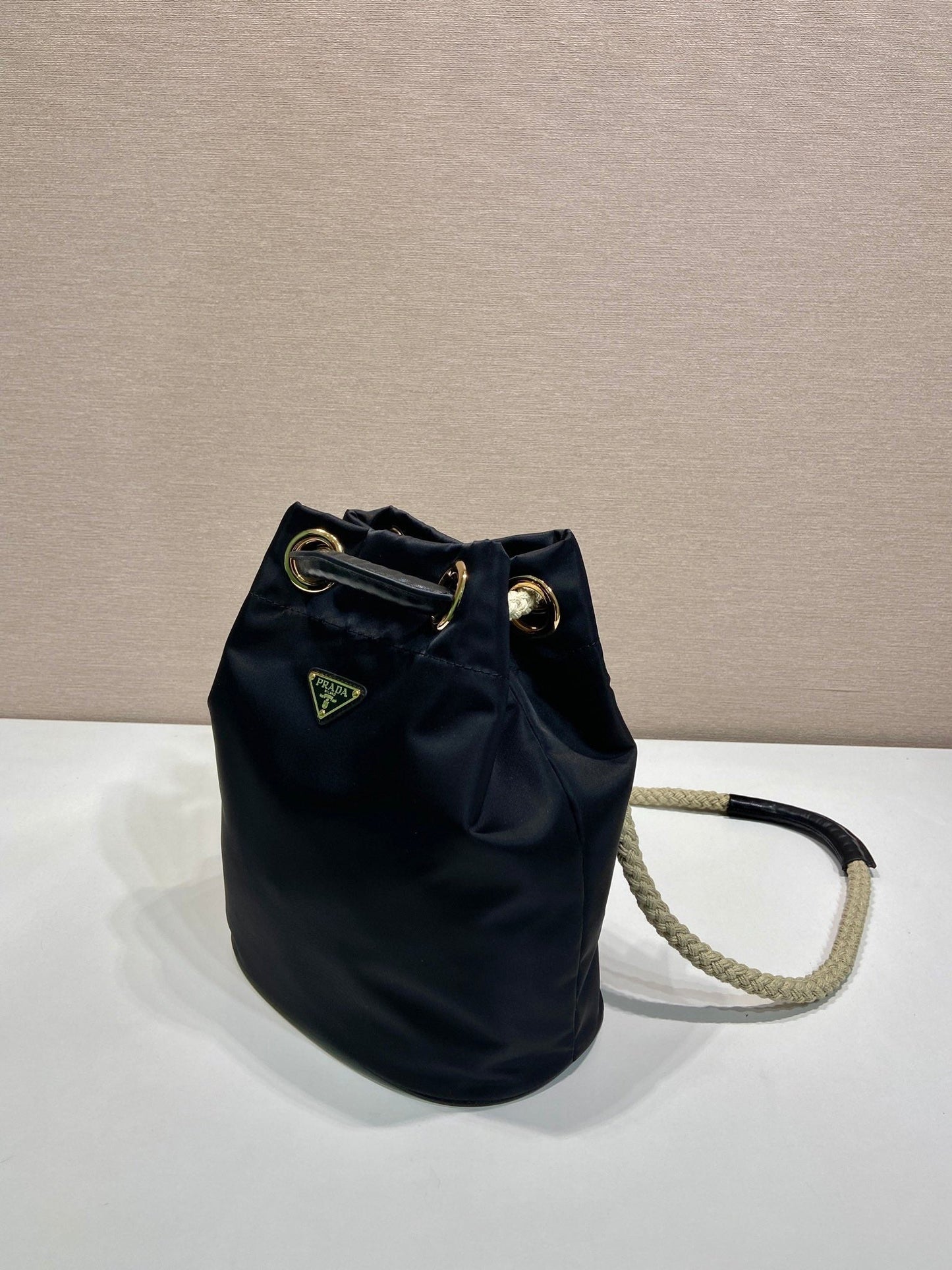 BOLSO CUBO 28 EN NEGRO RE-NYLON LOGO DORADO