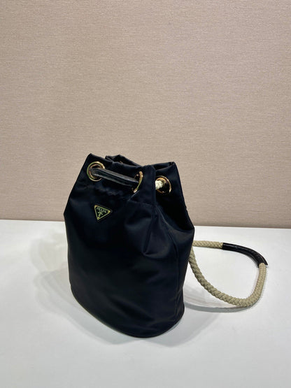 BOLSO CUBO 28 EN NEGRO RE-NYLON LOGO DORADO