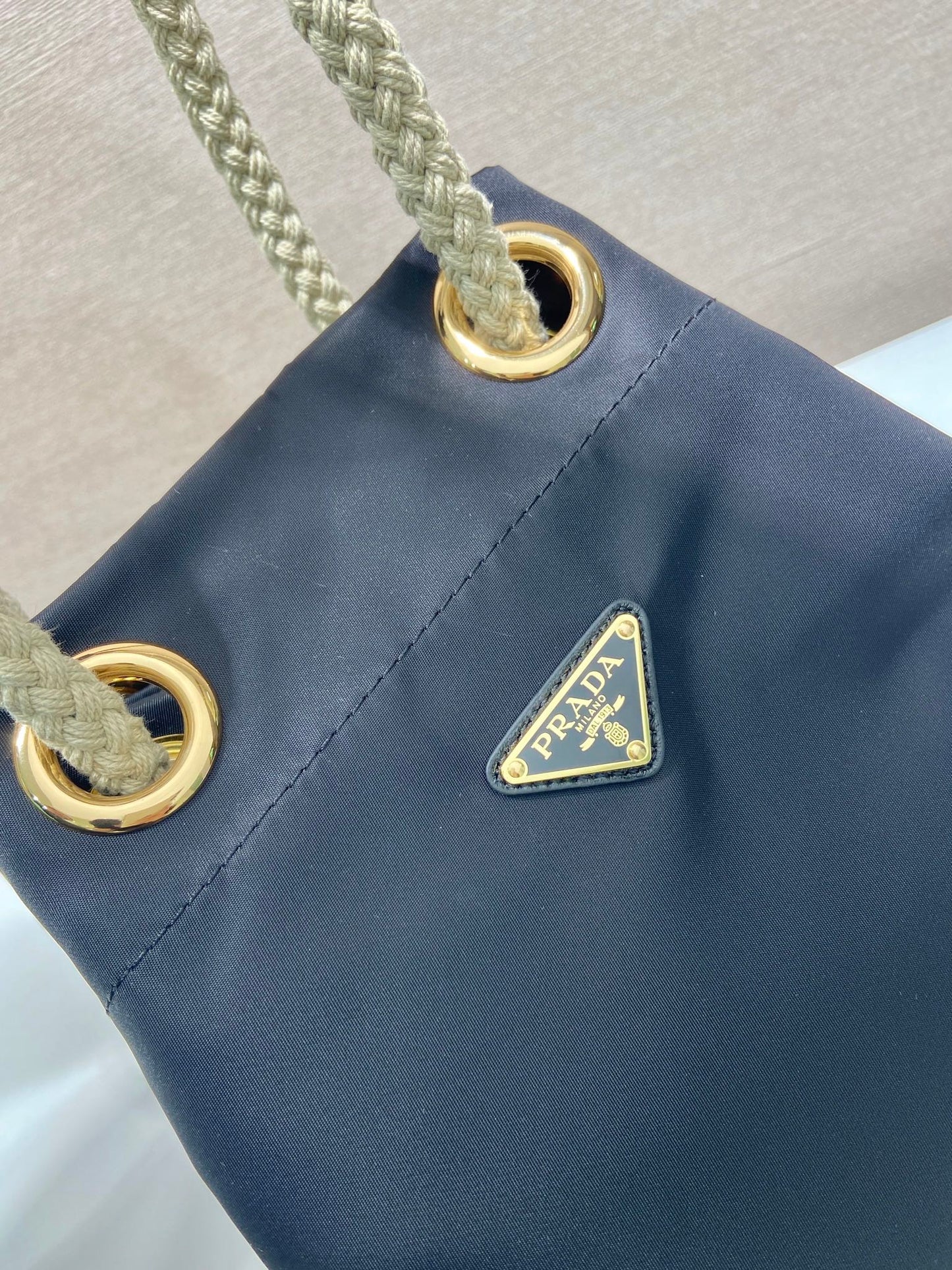 BOLSO CUBO 28 EN NEGRO RE-NYLON LOGO DORADO