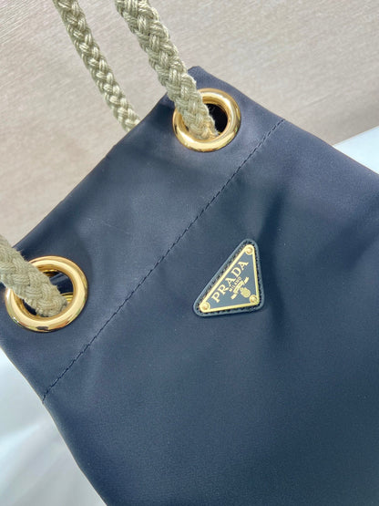 BOLSO CUBO 28 EN NEGRO RE-NYLON LOGO DORADO