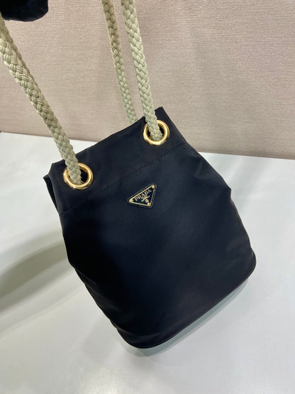 BOLSO CUBO 28 EN NEGRO RE-NYLON LOGO DORADO