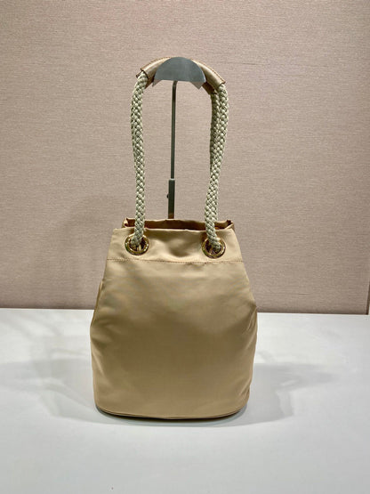 BOLSO CUBO 28 EN RE-NYLON BEIGE CON LOGOTIPO DORADO