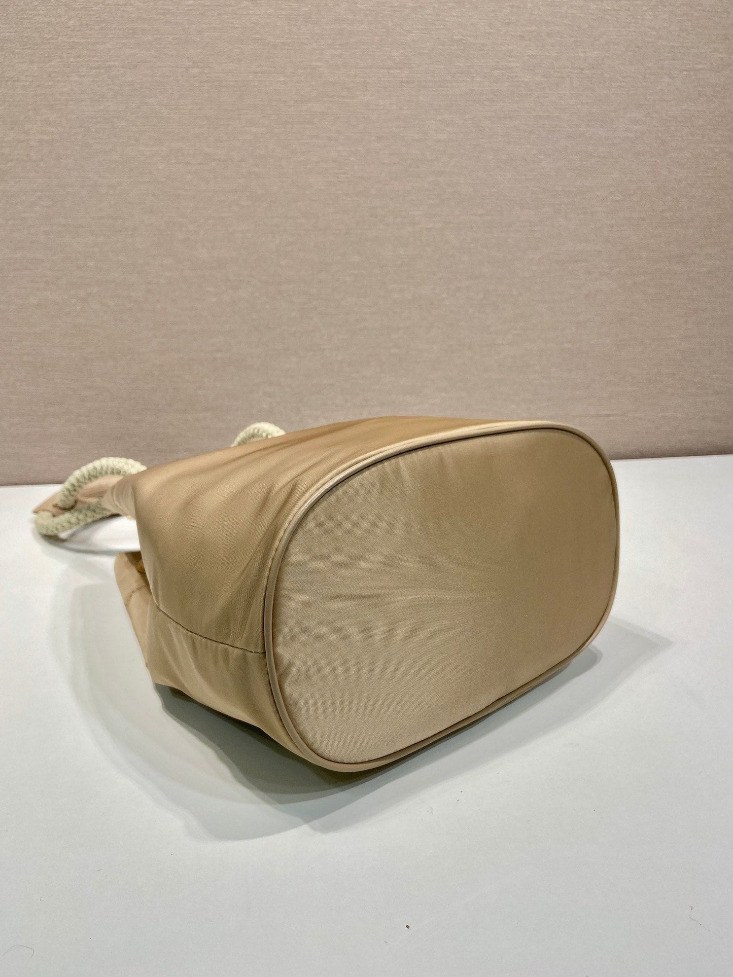 BOLSO CUBO 28 EN RE-NYLON BEIGE CON LOGOTIPO DORADO