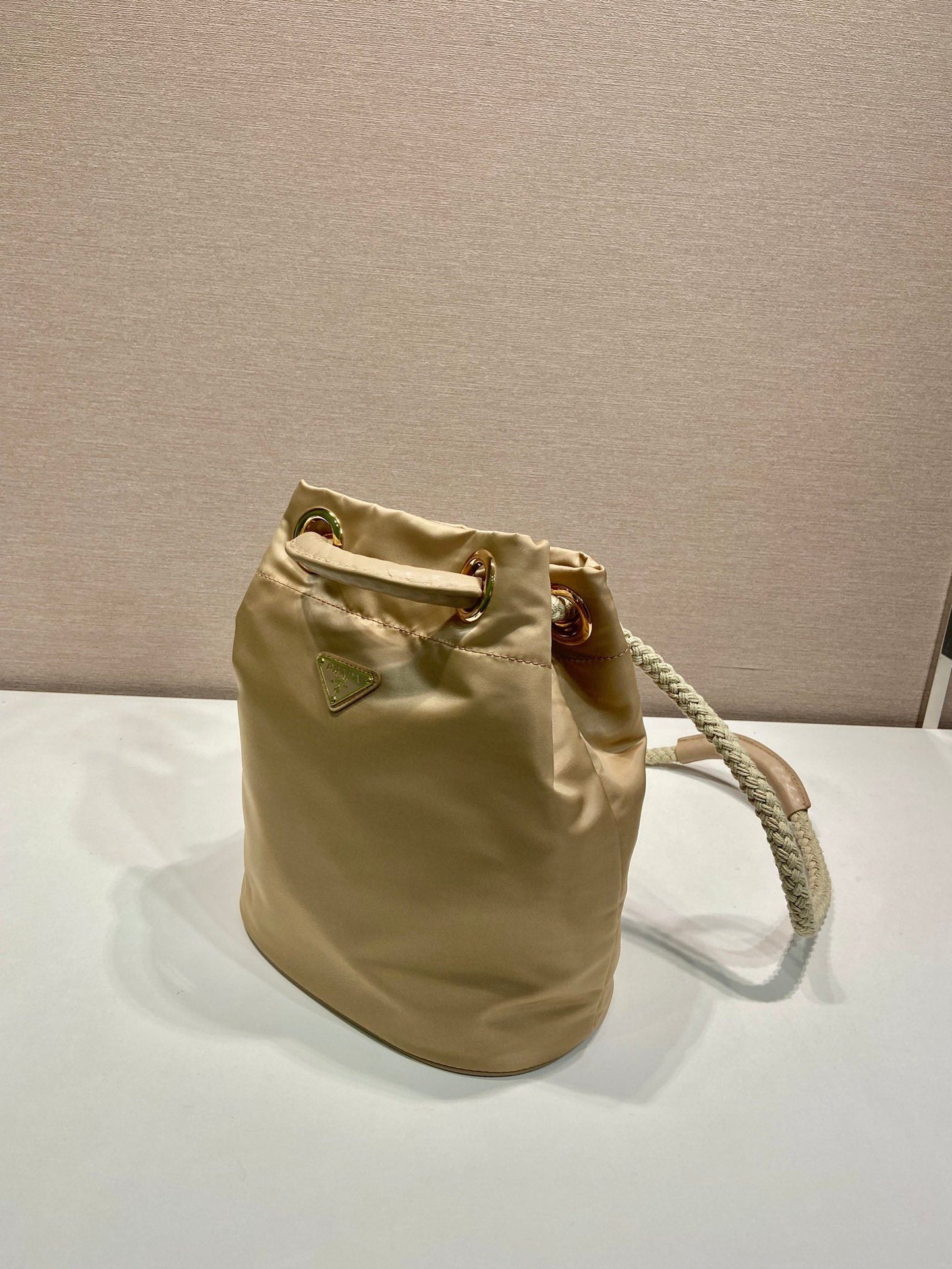 BOLSO CUBO 28 EN RE-NYLON BEIGE CON LOGOTIPO DORADO