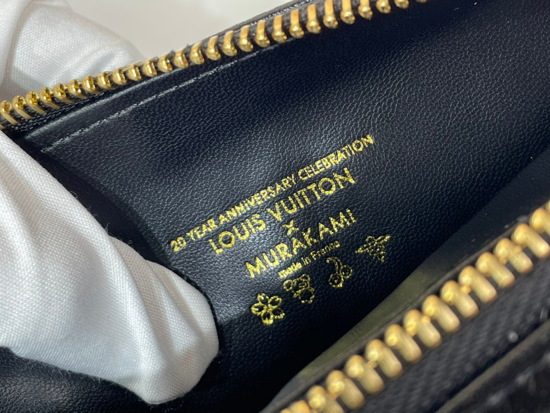 LV x TM Coussin BB 21 cm Piel de cordero negra con monograma en relieve