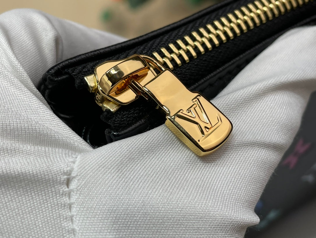 LV x TM Coussin BB 21 cm Piel de cordero negra con monograma en relieve