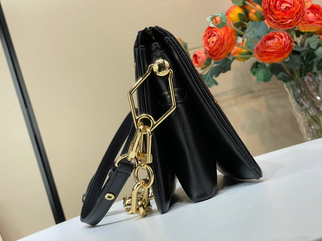 LV x TM Coussin BB 21 cm Piel de cordero negra con monograma en relieve