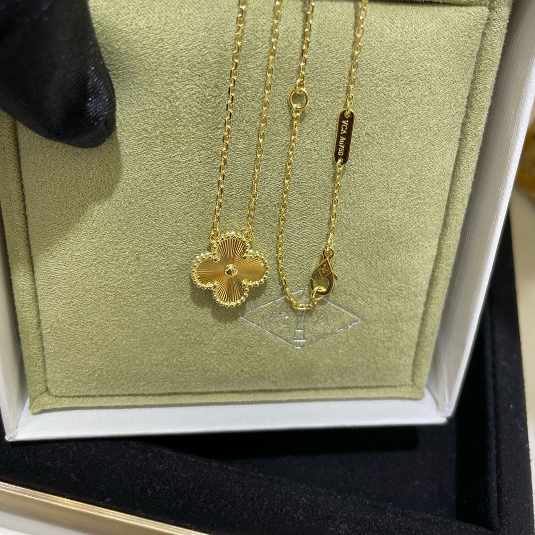 DIANA CLOVER 15MM LASER NECKLACE