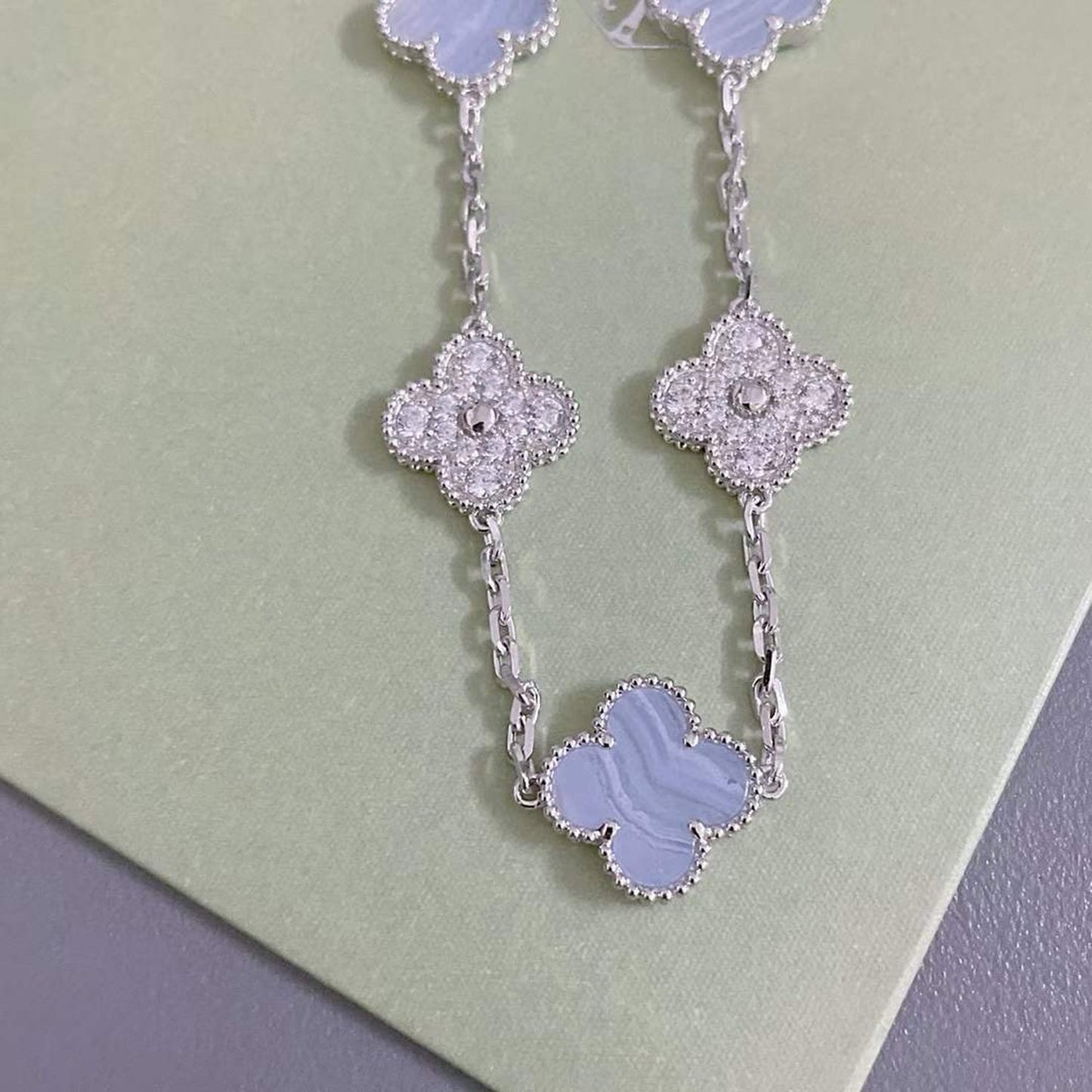 PULSERA DE PLATA CON 5 MOTIVOS DE TRÉBOL Y CALCEDONIA PÚRPURA DE DIANA 