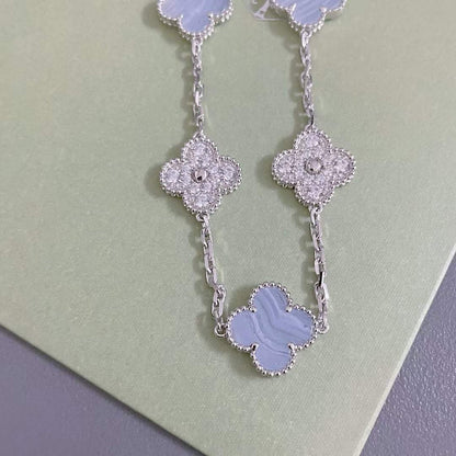 PULSERA DE PLATA CON 5 MOTIVOS DE TRÉBOL Y CALCEDONIA PÚRPURA DE DIANA 