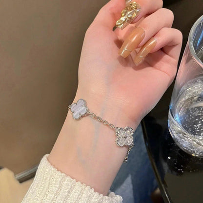 PULSERA DE PLATA CON 5 MOTIVOS DE TRÉBOL Y CALCEDONIA PÚRPURA DE DIANA 