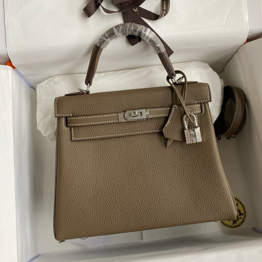 HM KELLY 28 CM TOGO MARRÓN CON HERRAJES DE PLATA