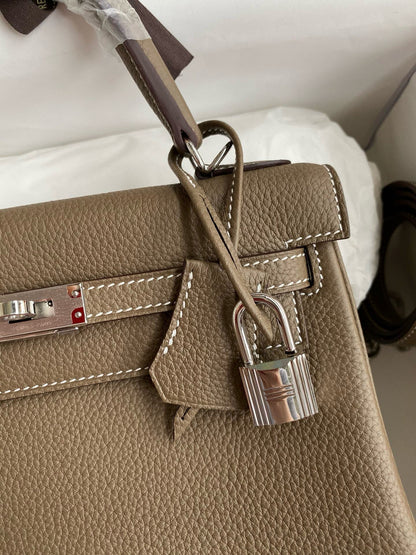 HM KELLY 28 CM TOGO MARRÓN CON HERRAJES DE PLATA