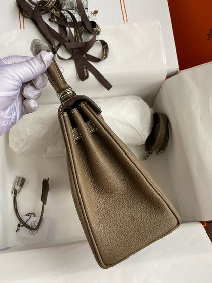 HM KELLY 28 CM TOGO MARRÓN CON HERRAJES DE PLATA