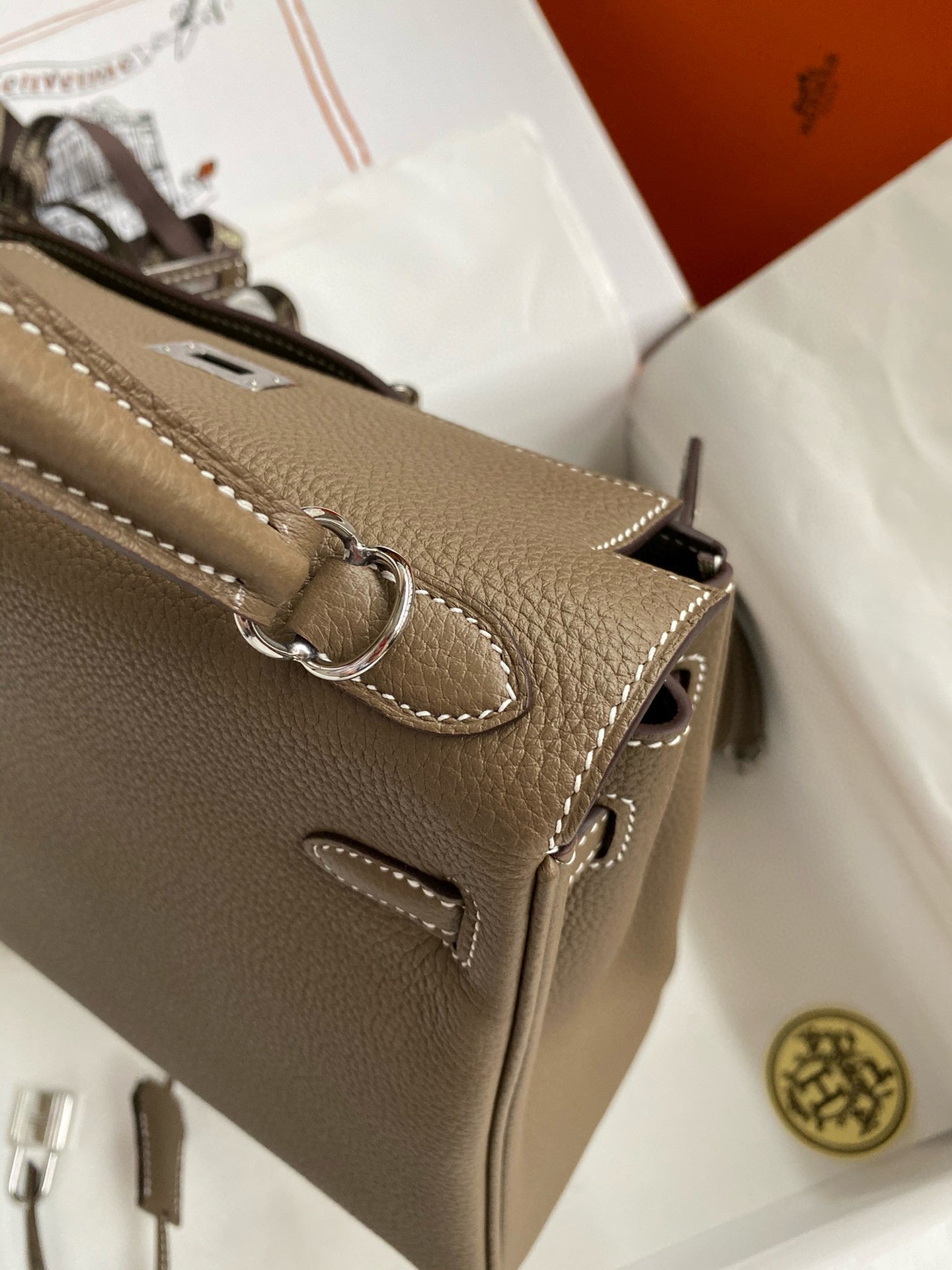 HM KELLY 28 CM TOGO MARRÓN CON HERRAJES DE PLATA
