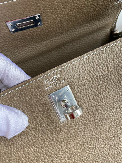 HM KELLY 28 CM TOGO MARRÓN CON HERRAJES DE PLATA