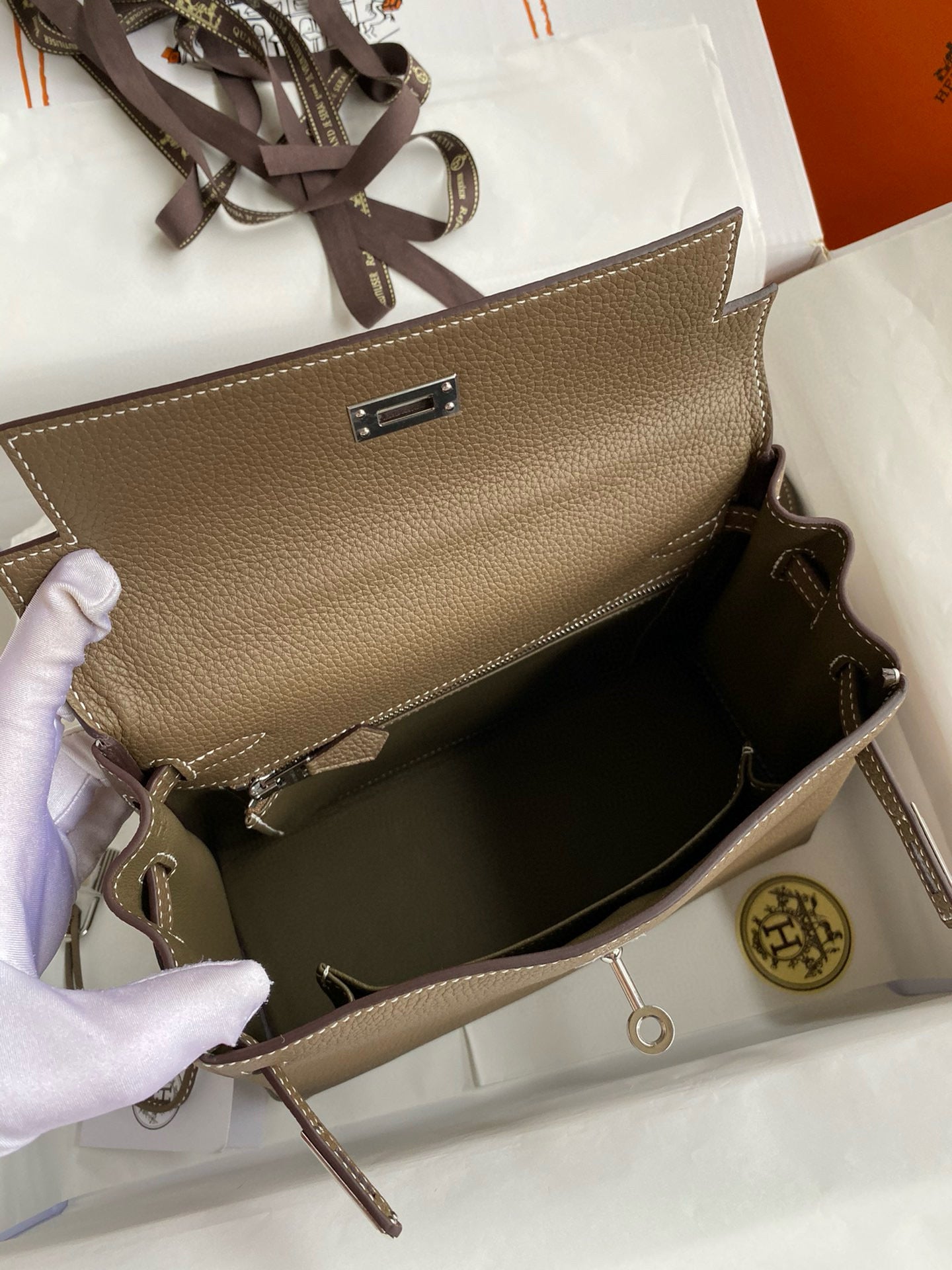 HM KELLY 28 CM TOGO MARRÓN CON HERRAJES DE PLATA