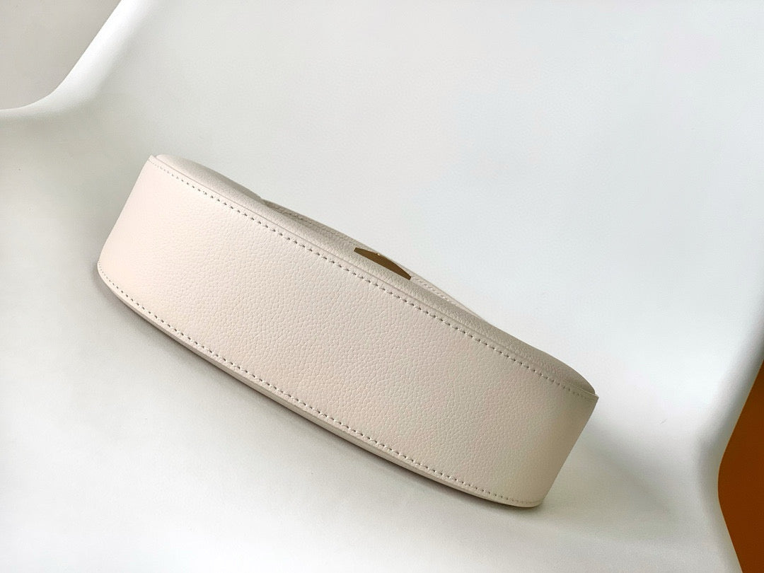 Bolso de hombro discreto de 26 cm en piel de becerro color crema 