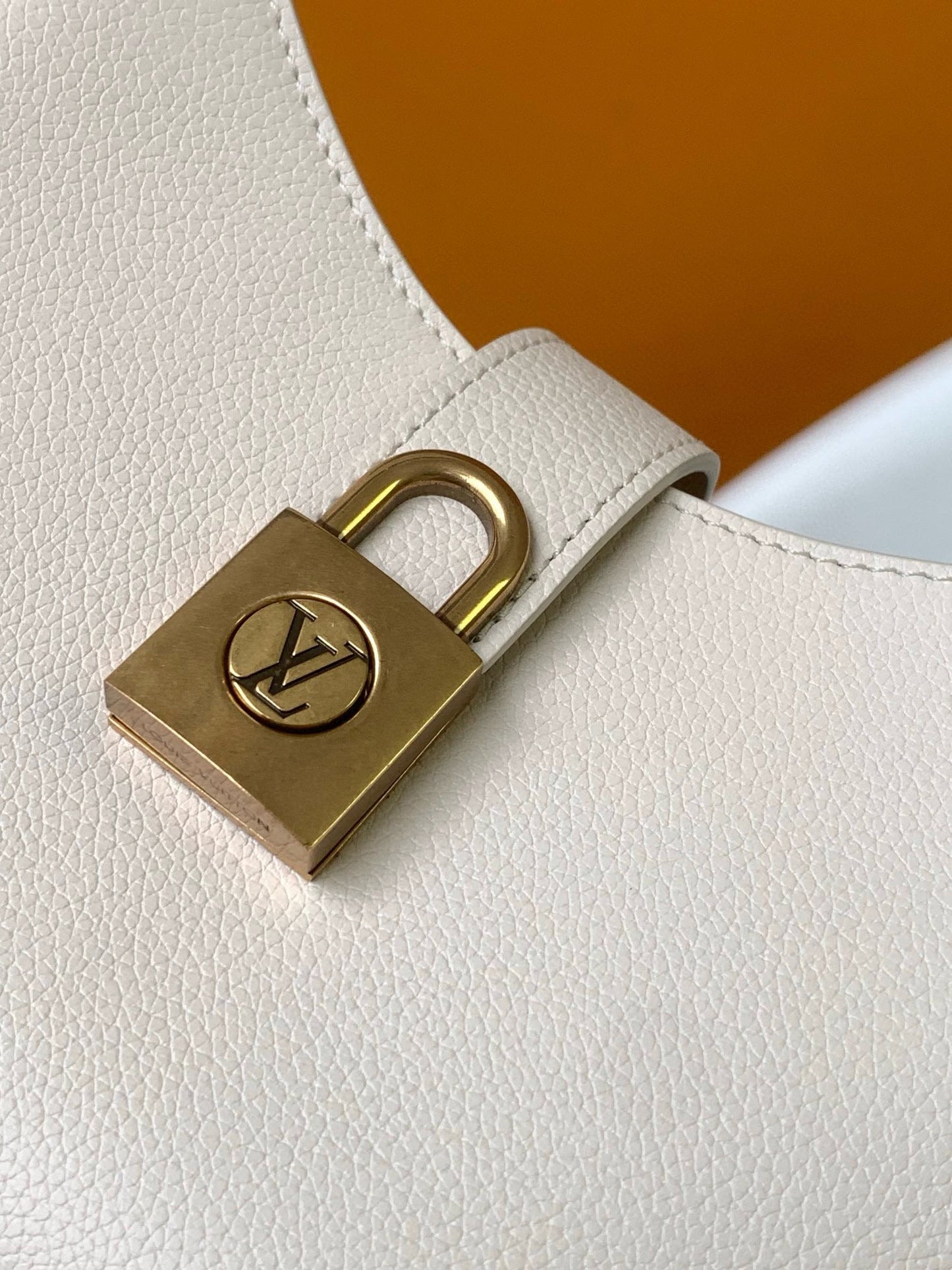Bolso de hombro discreto de 26 cm en piel de becerro color crema 
