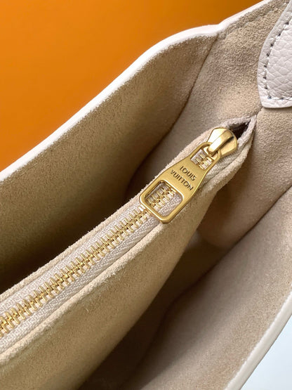 Bolso de hombro discreto de 26 cm en piel de becerro color crema 