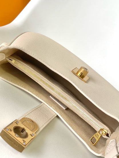 Bolso de hombro discreto de 26 cm en piel de becerro color crema 