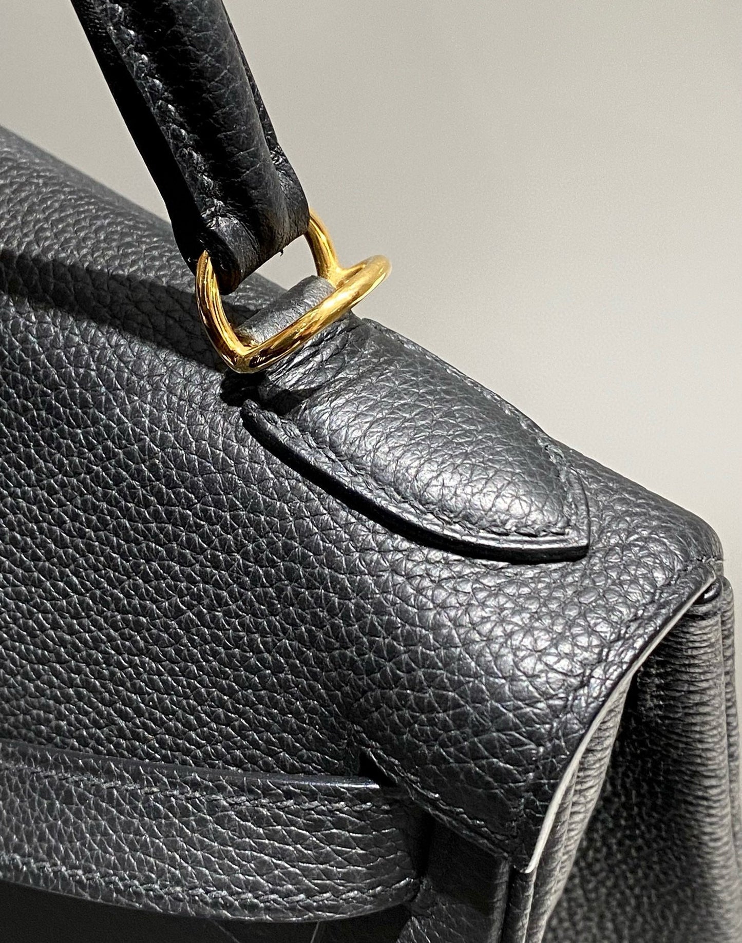 HM KELLY 25 CM NEGRO TOGO HARDWARE DORADO