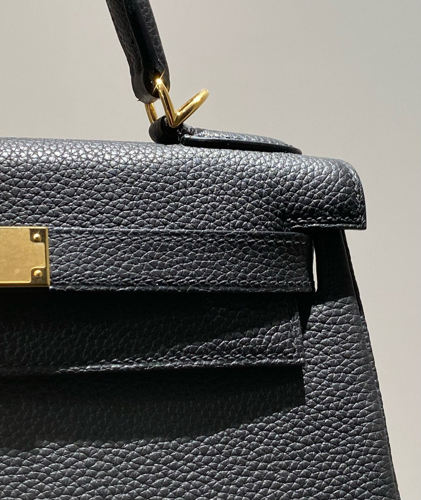 HM KELLY 25 CM NEGRO TOGO HARDWARE DORADO