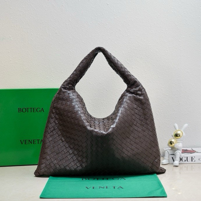 Bolso hobo BV grande Intrecciato de 54 cm de piel de becerro color chocolate 