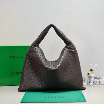 Bolso hobo BV grande Intrecciato de 54 cm de piel de becerro color chocolate 