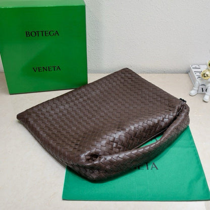 Bolso hobo BV grande Intrecciato de 54 cm de piel de becerro color chocolate 