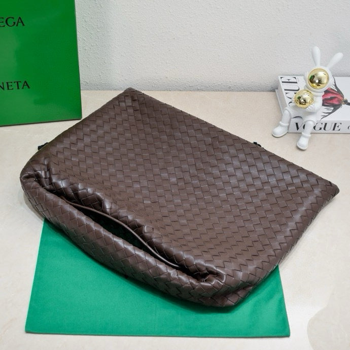 Bolso hobo BV grande Intrecciato de 54 cm de piel de becerro color chocolate 
