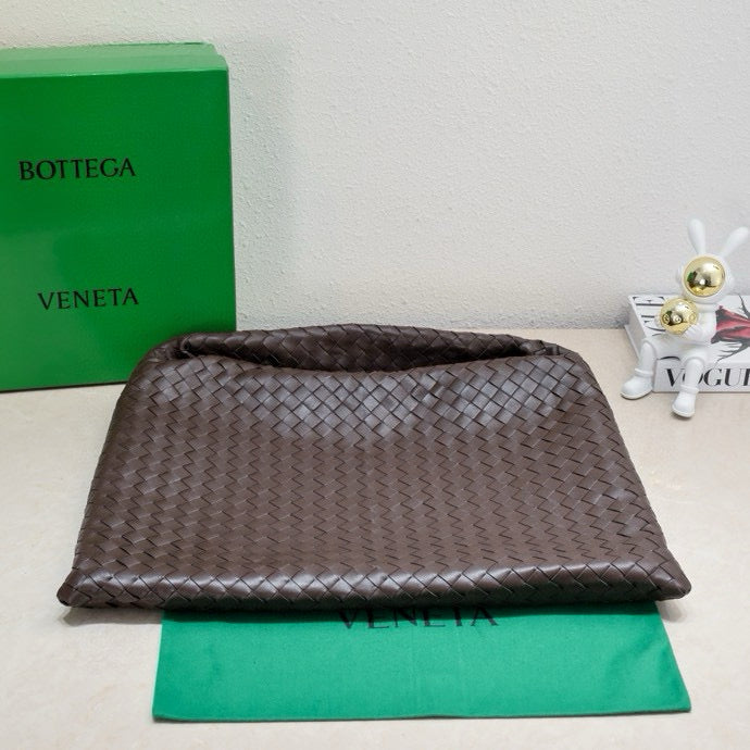 Bolso hobo BV grande Intrecciato de 54 cm de piel de becerro color chocolate 