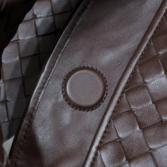 Bolso hobo BV grande Intrecciato de 54 cm de piel de becerro color chocolate 