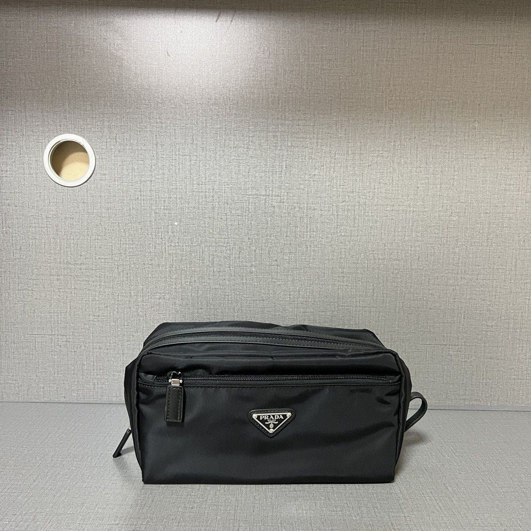 CLUTCH PRA 26 EN RE-NYLON NEGRO Y CUERO SAFFIANO