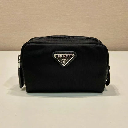 CLUTCH PRA 26 EN RE-NYLON NEGRO Y CUERO SAFFIANO