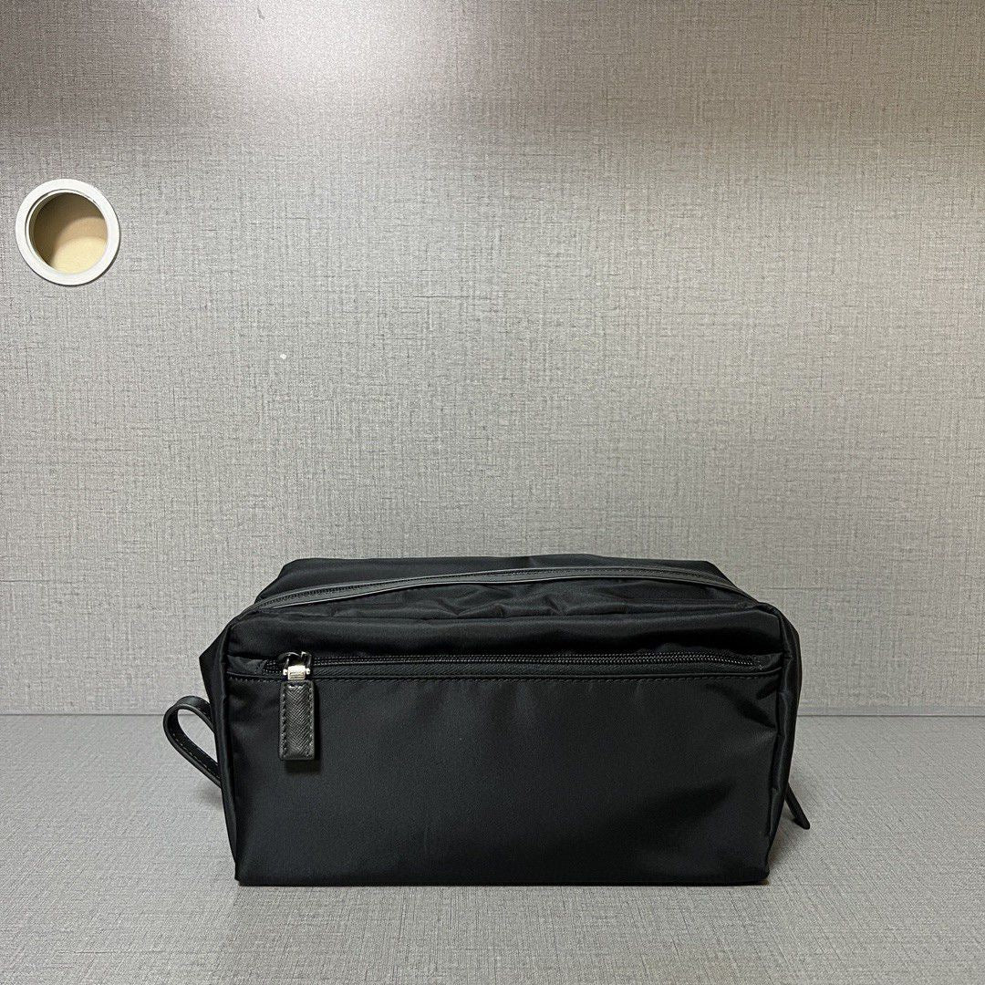 CLUTCH PRA 26 EN RE-NYLON NEGRO Y CUERO SAFFIANO