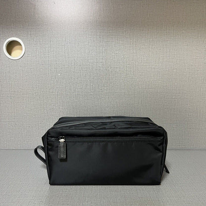 CLUTCH PRA 26 EN RE-NYLON NEGRO Y CUERO SAFFIANO