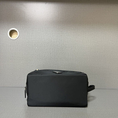 CLUTCH PRA 26 EN RE-NYLON NEGRO Y CUERO SAFFIANO