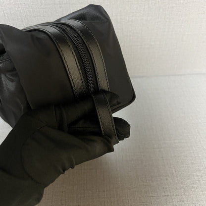 CLUTCH PRA 26 EN RE-NYLON NEGRO Y CUERO SAFFIANO