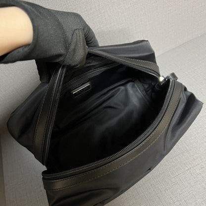 CLUTCH PRA 26 EN RE-NYLON NEGRO Y CUERO SAFFIANO