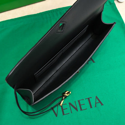BV Bolso de mano largo Andiamo con asa 31 cm Piel de becerro negra Ghw
