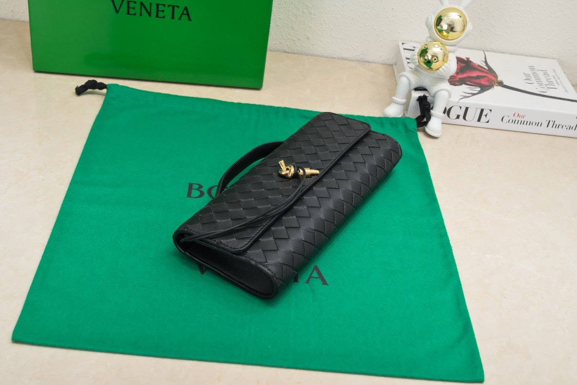 BV Bolso de mano largo Andiamo con asa 31 cm Piel de becerro negra Ghw