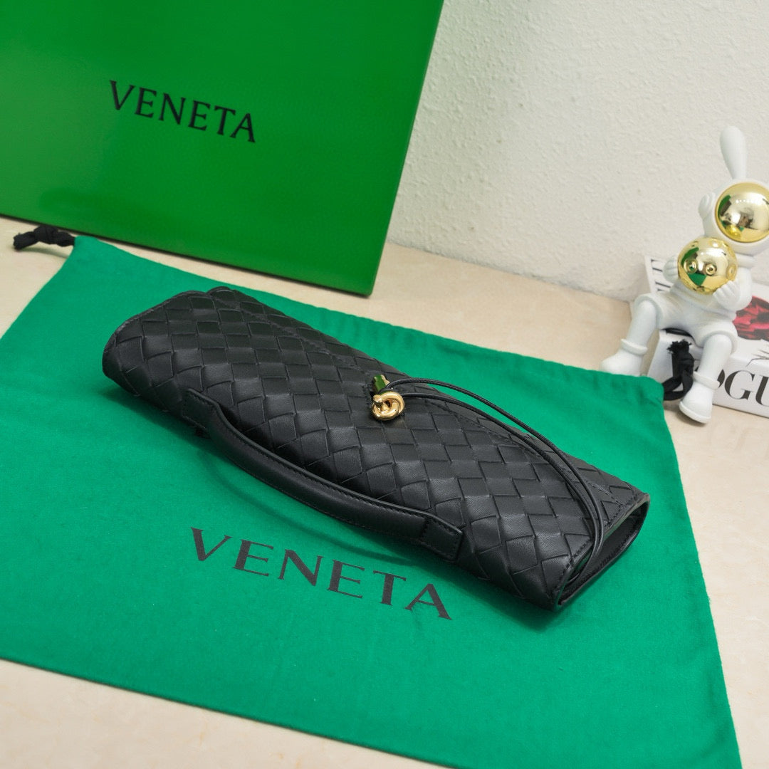 BV Bolso de mano largo Andiamo con asa 31 cm Piel de becerro negra Ghw